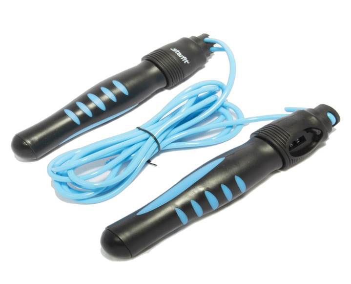 Скакалка Starfit RP-102, со счетчиком, цвет: синий, черный, длина 3 мУТ-00007296 Скакалка Starfit RP-102, со счетчиком, цвет: синий, черный, длина 3 мУТ-00007296Скакалка Star Fit RP-102 предназначена для укрепления мышц рук и ног, а также для общей тренировки. Скакалку приятно держать в руках. Трос выполнен из ПВХ, что полезно для тех, кто учится прыгать на скакалке, потому что минимизируется риск нанесения травмы. Эта модель снабжена функцией подсчета количества прыжков. Имеется ограничитель длины троса.