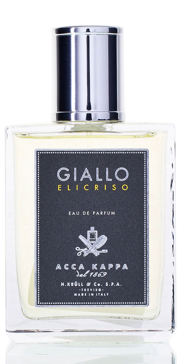 Acca Kappa Парфюмерная вода GIALLO ELICRISO (Песчаный Бессмертник) 100 мл853460 Acca Kappa Парфюмерная вода GIALLO ELICRISO (Песчаный Бессмертник) 100 мл853460Восточное побережье Адриатического моря с его множеством островов является одним из любимых мест Элизы Гера, хранительницы Acca Kappa – праправнучки основателя марки Германа Крулла. Здесь, в каменистой, залитой солнцем земле растет бессмертник с его серебристо-зелеными листьями и желтыми цветами. Завораживающий аромат, который не спутаешь ни с чем. Настоящий дар природы. Впечатленная оригинальностью и утонченностью запаха этого средиземноморского растения, Элиза решила посвятить ему мужской аромат Giallo Elicriso. Содержит эфирные масла цитрона, бессмертника, белого перца, мускатного ореха, кедра, ветивера, бензоина.