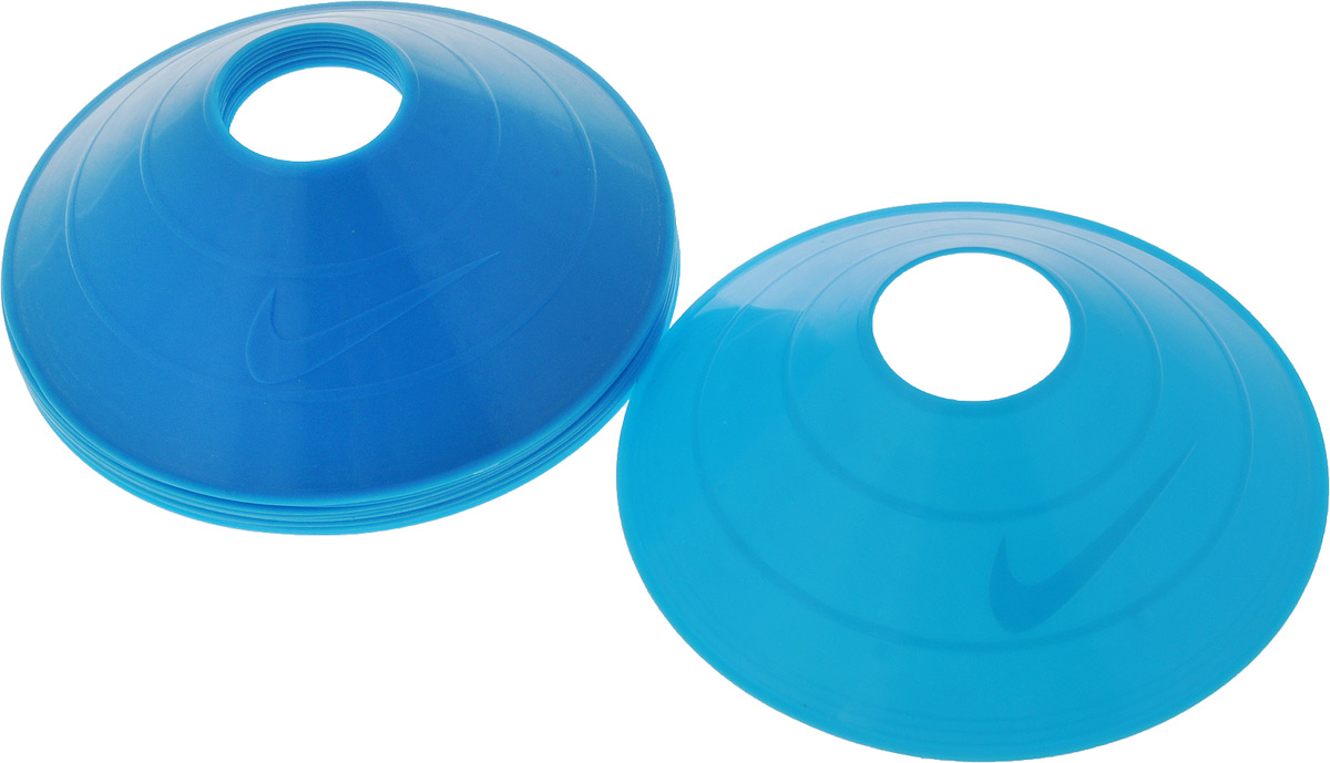 Тренировочные конусы Nike 10 Pack Training Cones Ns Volt, цвет: синий, 10 штN.SR.08.494.NS Тренировочные конусы Nike 10 Pack Training Cones Ns Volt, цвет: синий, 10 штN.SR.08.494.NSФишки Nike 10 Pack Training Cones Ns Volt-конусы для разделения площадки на отдельные сектора, также применяются в создания «змейки» для тренировки маневренности. Фишка выполнена в виде усеченного конуса яркого желтого цвета с тисненым логотипом Nike. Корпус выполнен из мягкого пластика, что обеспечивает полную безопасность игрока при падении на фишку.Благодаря гибкости материал переносит попадания мячом. Одна упаковка содержит 10 конусов.