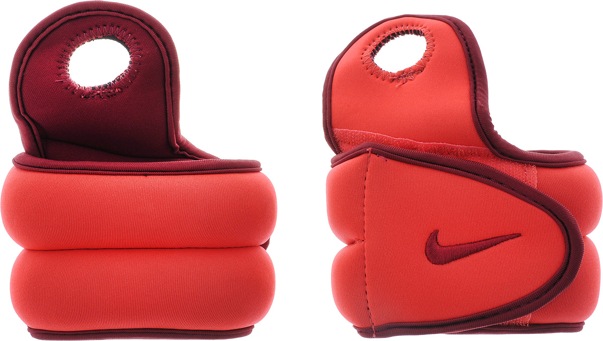 Утяжелители для рук Nike Wrist Weights, цвет: красный, бордовый, 1,1 кгN.EX.02.677.OS Утяжелители для рук Nike Wrist Weights, цвет: красный, бордовый, 1,1 кгN.EX.02.677.OSУтяжелители Nike Wrist Weights легко фиксируются при помощи крепежного ремешка на липучке и отверстия для большого пальца. Они изготовлены из полиэстера и наполнены металлической стружкой. Быстросохнущая подкладка Dri-Fit быстро впитывает влагу, что позволяет оставаться коже всегда сухой и не потеть. Идеальны в использовании при занятиях аэробикой, оздоровительной гимнастикой и фитнесом. Мягкий материал надежно облегает, давая вместе с тем ощущение свободы рукам - у вас отпадает необходимость держать гантели или гири для создания усилий во время тренировок. Утяжелители имеют компактный размер и не займут много места при хранении и переноске. Удобный современный дизайн, приятное цветовое оформление и качество самих утяжелителей будут несомненно радовать вас во время тренировок! Вес каждого утяжелителя: 1,1 кг. Длина утяжелителя: 36 см. Ширина утяжелителя (без учета отверстия для пальца): 7,5 см. Толщина утяжелителя: 2,5 мм.