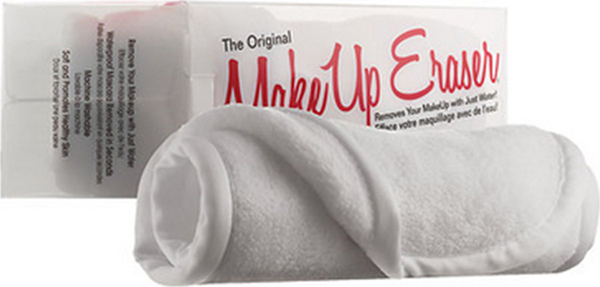 MakeUp Eraser салфетка для снятия макияжа белая006005 MakeUp Eraser салфетка для снятия макияжа белая006005Makeup Eraser Original (белая) уникальная салфетка, которая с невероятной легкостью снимает макияж, аккуратно очищая кожу лица абсолютно естественным образом. Салфетка воздействует без применения привычных средств для удаления декоративной косметики или умывания, значительно упрощает повседневный ритуал ухода и очищения, делает его приятным и легким. Секрет магических свойств салфетки Makeup Eraser заключается в особом переплетении полиэстеровых нитей. При производстве изделия поверхность ткани не подвергается никакой химической обработке, что гарантирует ее гипоаллергенность и безопасность применения, а для того, чтобы начать процедуру использования салфетки, достаточно просто хорошо смочить ее в чистой теплой воде. Салфетку Makeup Eraser можно с успехом применять для любого типа кожи, в том числе очень чувствительной, ее мягкое воздействие не вызывает раздражений или покраснений, высокий уровень качества ткани гарантирует длительное использование салфетки, а ее великолепные...