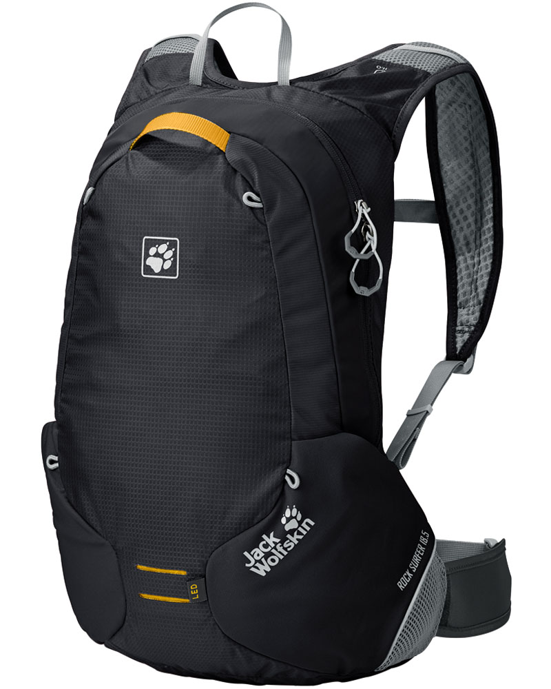 Рюкзак спортивный Jack Wolfskin Rock Surfer, цвет: черный, 18,5 л2003922-6000 Рюкзак спортивный Jack Wolfskin Rock Surfer, цвет: черный, 18,5 л2003922-6000Хорошая экипировка: небольшой велосипедный рюкзак с поясным ремнем на застежке-липучке. Подвижность и отличная вентиляция для велосипедных туров: ROCK SURFER 18,5 — небольшой рюкзак для любителей маунтинбайкинга. Мы оснастили этот рюкзак поддерживающей системой FLEX MOTION (ФЛЕКС МОУШН), разработанной нами специально для велоспорта. У нее особо мягкая подкладка плечевых ремней и четыре контактные поверхности с хорошей подвижностью и подгонкой к телу. Поэтому рюкзак отлично прилегает и в то же время обеспечивает хорошую вентиляцию — свободную циркуляцию воздуха в области спины между прилегающими поверхностями. Эластичный поясной ремень имеет индивидуальную регулировку благодаря специальной инновационной застежке-липучке. Умная деталь — эластичные вставки в области застежек-молний, позволяющие легко использовать их даже при плотно набитом рюкзаке. К тому же мы оснастили ROCK SURFER эластичным креплением для шлема и креплением для светодиодного фонарика.