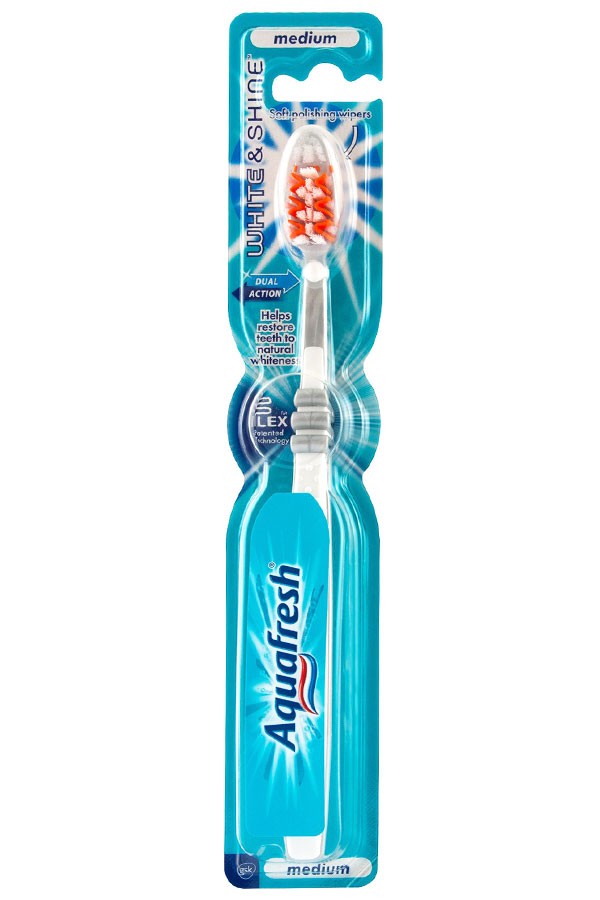 Aquafresh зубная щетка Вайт энд Шайн средняя20021653 Aquafresh зубная щетка Вайт энд Шайн средняя20021653Тип: зубная щетка. Возраст: 12+ Степень жесткости: средняя жесткость. Основные эффекты: очищает зубную эмаль от налета и отбеливает ее, массирует десны, оказывает профилактику кариесу и парадантозу. Отличительные особенности: • рабочая головка зубной щетки оснащена щетинками с закругленными кончиками, они на царапают слизистую поверхность десен и не повреждают эмаль зубов; • на рабочей головке расположены резиновые очистители, которые очень мягко полируют зубную эмаль, возвращая ей первоначальную белизну. Они так же массируют десны во время процесса чистки зубов, укрепляя их и предотвращая заболевания; • на щетке расположены гибкие соединения деталей, позволяющие свести к минимуму травмы во время процесса чистки зубов. Они смягчают давление на зубы и позволяют рабочей головке прочищать самые труднодоступные участки; • ручка щетки оснащена прорезиненными накладками, позволяющими ей не выскальзывать из влажных рук; • материал, из которого изготовлена...