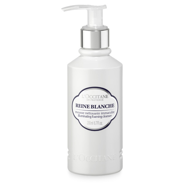 LOccitane Очищающая пенка для умывания Белая Королева 200 мл324288 LOccitane Очищающая пенка для умывания Белая Королева 200 мл324288Мягкая и легкая пенка бережно очищает кожу, удаляя даже мелкие загрязнения. Шелковая кремообразная текстура образует нежную пенку при соприкосновении с водой, увлажняет кожу, сохраняя ее естественный баланс. Комплекс Белая Королева на основе экстракта таволги способствует выравниваю тона кожи, делая ее более яркой и сияющей.