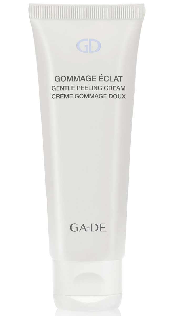 GA-DE Пилинг-маска для лица Gommage Eclat, 75 мл133100000 GA-DE Пилинг-маска для лица Gommage Eclat, 75 мл133100000Мягкий крем-пилинг для жирной и комбинированной кожи. Специально разработан для мягкого очищения кожи от поверхностных загрязнений, ороговевшего слоя клеток и улучшения текстуры кожи. Облегчает клеточное дыхание, нормализует выработку подкожного жира. Основан на натуральной белой глине в сочетании с успокаивающими, увлажняющими и защищающими растительными экстрактами. Комплекс витаминов и антиоксидантов активизирует регенерацию клеток, делает кожу мягкой, чистой и свежей.