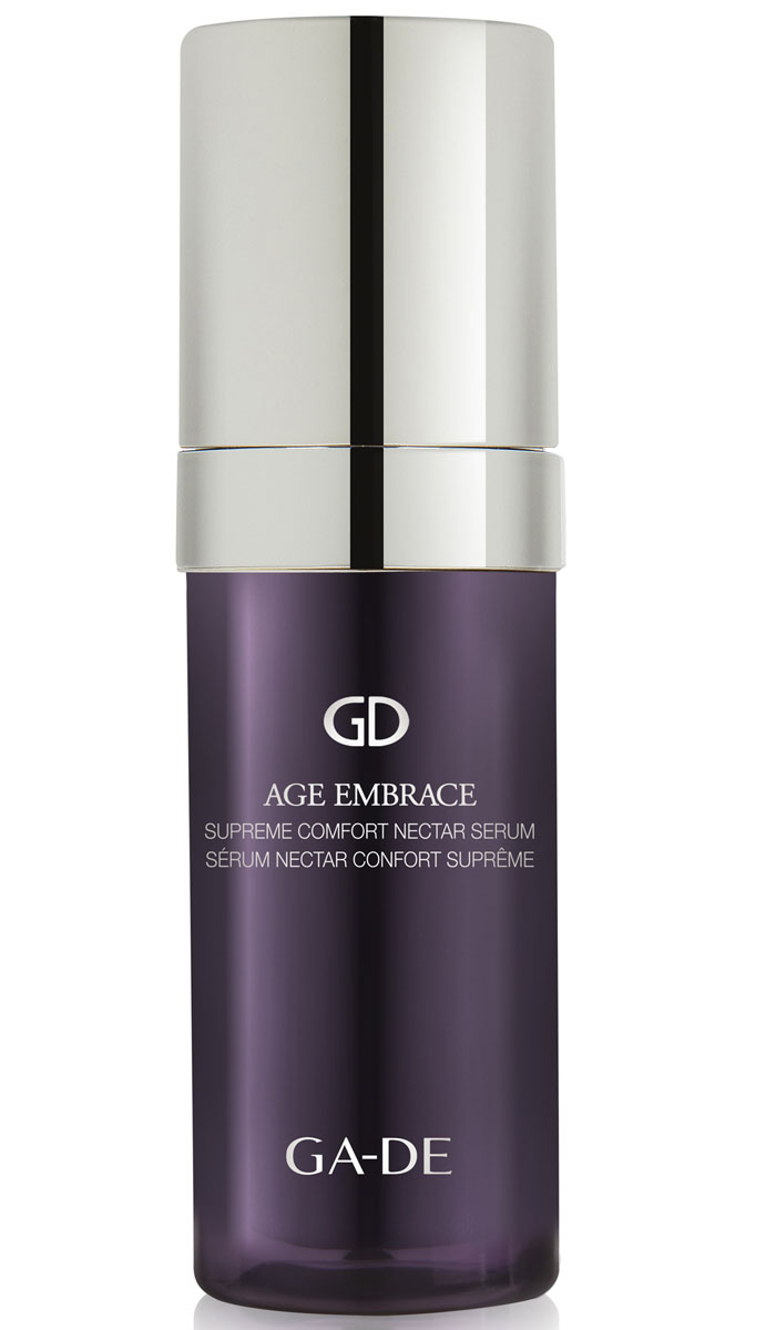 GA-DE Сыворотка для лица Age Embrace, 30 мл146200000 GA-DE Сыворотка для лица Age Embrace, 30 мл146200000Шелковая сыворотка работает с базальным слоем эпидермиса, улучшает действие крема, стимулирует быстрое обновление клеток, поддерживает основные жизненные функции клетки, увеличивает содержание воды в коже, обеспечивает интенсивное увлажнение, укрепляет контуры лица, эффективно борется с дряблостью. Botanical Mature Skin Treatment- богат экстрактом красного клевера, предупреждающий появление признаков старения кожи. Благодаря своему свойству стимулировать клеточный метаболизм и синтез протеина, он заметно укрепляет кожу и способствует восстановлению внеклеточного матрикса.