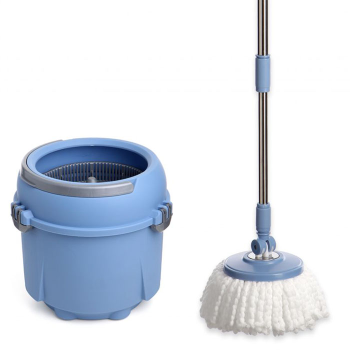 Комплект для мытья полов TATAY Twister Compact, 8 л1030100 Комплект для мытья полов TATAY Twister Compact, 8 л1030100Комплект для мытья полов TWISTER COMPACT 8 л. Применение ведра со шваброй: Полоскание насадок: 1. Соберите ведро и ручку, установите насадку в соответствии с инструкцией (входит в комплект). 2. Наполните ведро водой до отметки максимального уровня воды. 3. Поместите основу швабры с насадкой в середину центрифуги и нажмите на нее до щелчка. 4. Поднимите швабру с центрифугой вверх, а затем опустите на дно ведра. 5. Нажимайте на телескопическую ручку, чтобы промыть насадку. Отжим насадки: 1. Поместите пластину в середину центрифуги и нажмите на нее до щелчка. Убедитесь, что весь ворс находится в центрифуге, иначе вода может попасть Вам на ноги или пол. 2. Поднимите швабру с центрифугой вверх. 3. Держите швабру вертикально и нажимайте на ручку, чтобы отжать насадку. 4. Вытаскивайте швабру только после полной остановки центрифуги. Насадку можно стирать в стиральной машине.