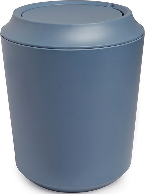 Корзина для мусора Umbra Fiboo, цвет: дымчато-синий, 24,9 х 20,3 х 20,3 см023875-755 Корзина для мусора Umbra Fiboo, цвет: дымчато-синий, 24,9 х 20,3 х 20,3 см023875-755Корзина для мусора из комбинированного материала (меламин и бамбуковое волокно), который отличает экологичность, износостойкость и уникальный матовый эффект. Удобная вращающаяся крышка легко снимается для смены пакета для мусора. Дизайн: Wesley Chau
