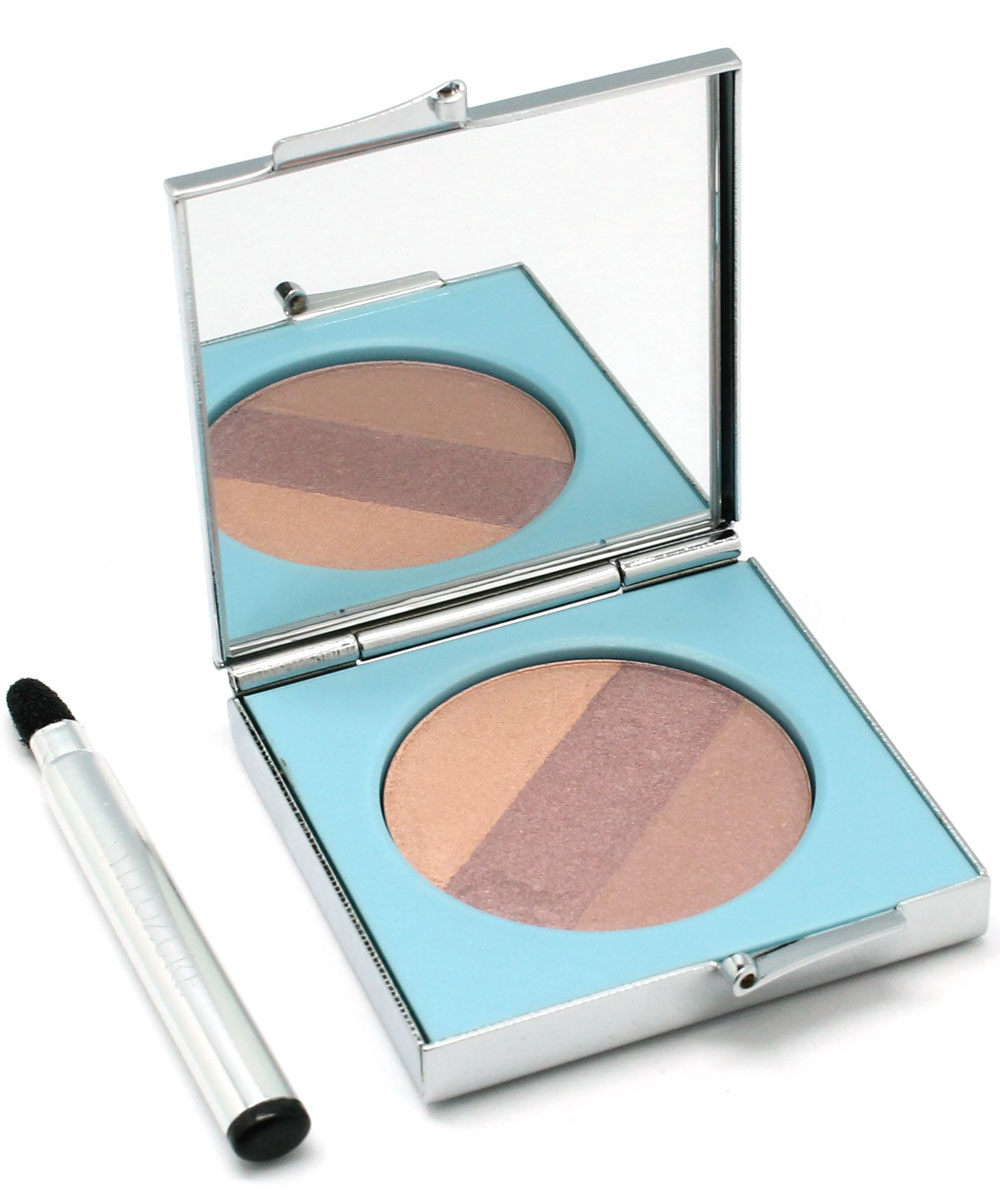 Yllozure Тени для век Trio Soyeux, тон 043004Y Yllozure Тени для век Trio Soyeux, тон 043004YТрехцветные тени имеют в составе микроскопические перламутровые частицы, которые, после нанесения теней, создают эффект внутреннего свечения кожи век. Они не осыпаются, не собираются одну линию на сгибе век. Воздушные тени для век отличаются сверхлегкой текстурой и однородностью состава. Нанесенные на кожу шелковистые тени совершенно не ощутимы. Гармоничные оттенки теней отличаются устойчивостью и покрывают кожу тонким слоем. Воздушный шелк, включают в упаковку три цвета, создающие эффект плавно перетекающих друг в друга оттенков. Веки мягко отсвечивают нежными и легкими, как шелк, пиментами.