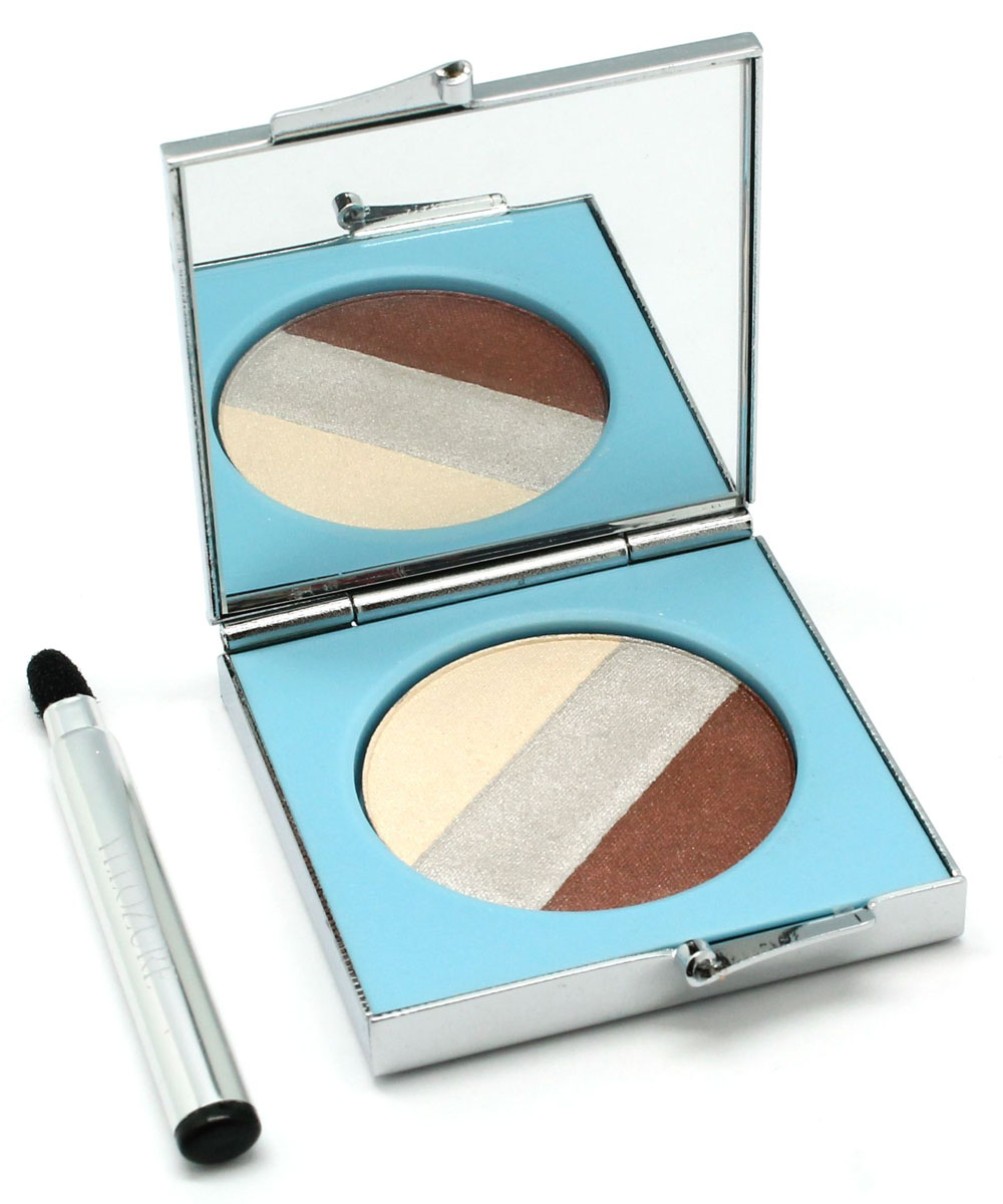 Yllozure Тени для век Trio Soyeux, тон 083008Y Yllozure Тени для век Trio Soyeux, тон 083008YТрехцветные тени имеют в составе микроскопические перламутровые частицы, которые, после нанесения теней, создают эффект внутреннего свечения кожи век. Они не осыпаются, не собираются одну линию на сгибе век. Воздушные тени для век отличаются сверхлегкой текстурой и однородностью состава. Нанесенные на кожу шелковистые тени совершенно не ощутимы. Гармоничные оттенки теней отличаются устойчивостью и покрывают кожу тонким слоем. Воздушный шелк, включают в упаковку три цвета, создающие эффект плавно перетекающих друг в друга оттенков. Веки мягко отсвечивают нежными и легкими, как шелк, пиментами.