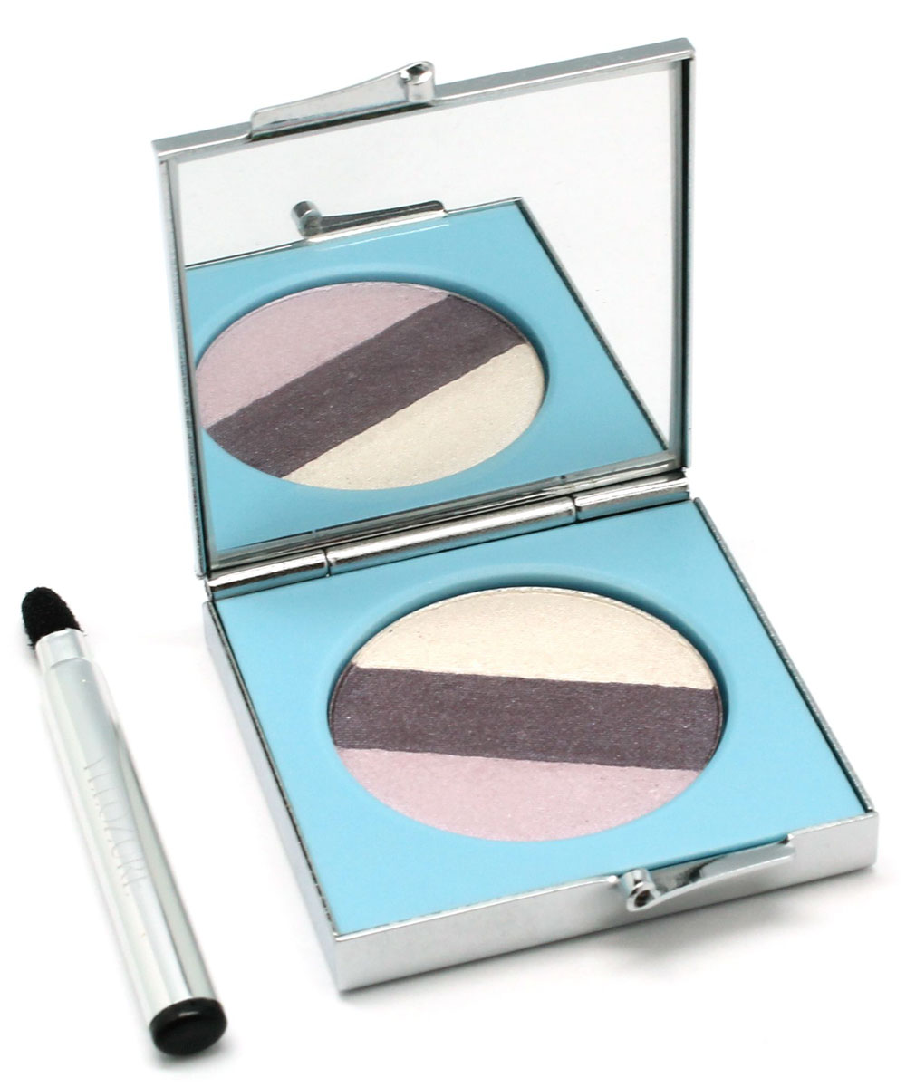 Yllozure Тени для век Trio Soyeux, тон 103010Y Yllozure Тени для век Trio Soyeux, тон 103010YТрехцветные тени имеют в составе микроскопические перламутровые частицы, которые, после нанесения теней, создают эффект внутреннего свечения кожи век. Они не осыпаются, не собираются одну линию на сгибе век. Воздушные тени для век отличаются сверхлегкой текстурой и однородностью состава. Нанесенные на кожу шелковистые тени совершенно не ощутимы. Гармоничные оттенки теней отличаются устойчивостью и покрывают кожу тонким слоем. Воздушный шелк, включают в упаковку три цвета, создающие эффект плавно перетекающих друг в друга оттенков. Веки мягко отсвечивают нежными и легкими, как шелк, пиментами.