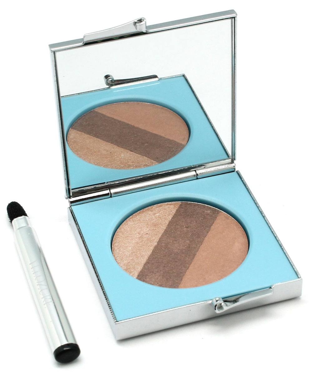 Yllozure Тени для век Trio Soyeux, тон 063006Y Yllozure Тени для век Trio Soyeux, тон 063006YТрехцветные тени имеют в составе микроскопические перламутровые частицы, которые, после нанесения теней, создают эффект внутреннего свечения кожи век. Они не осыпаются, не собираются одну линию на сгибе век. Воздушные тени для век отличаются сверхлегкой текстурой и однородностью состава. Нанесенные на кожу шелковистые тени совершенно не ощутимы. Гармоничные оттенки теней отличаются устойчивостью и покрывают кожу тонким слоем. Воздушный шелк, включают в упаковку три цвета, создающие эффект плавно перетекающих друг в друга оттенков. Веки мягко отсвечивают нежными и легкими, как шелк, пиментами.