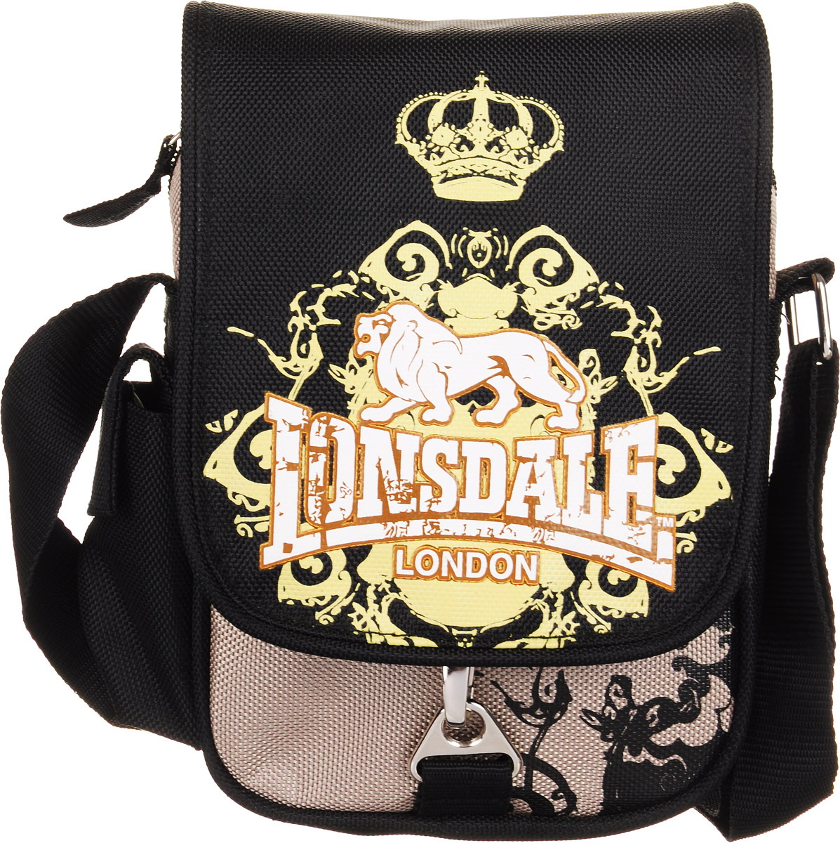 Lonsdale Сумка молодежная цвет черный бежевыйLSAB-RT3-9504 Lonsdale Сумка молодежная цвет черный бежевыйLSAB-RT3-9504Компактная молодежная сумка Lonsdale изготовлена из прочного, износостойкого материала и оформлена оригинальным термопринтом. Сумка имеет одно основное отделение, которое закрывается на молнию и клапаном на карабине. Внутри отделения расположен открытый накладной карман. Под клапаном размещен дополнительный врезной карман на молнии. С одного бока сумки имеется накладной кармашек под клапаном на липучке. Удобная лямка регулируется по длине. Гармоничное сочетание в отделке подчеркивает индивидуальность изделия и станет идеальным дополнением вашего повседневного образа.