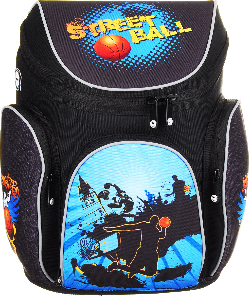 MagTaller Ранец школьный Boxi Street Ball20616-09 MagTaller Ранец школьный Boxi Street Ball20616-09Школьный ранец MagTaller Boxi Street Ball выполнен из прочных и износостойких материалов: нейлона и полиэстера. Ранец имеет одно основное отделение, закрывающееся клапаном на молнию с двумя бегунками. Клапан полностью откидывается, что существенно облегчает пользование ранцем. На внутренней части клапана находится прозрачный пластиковый кармашек, в который можно поместить данные о владельце ранца и расписание уроков. Внутри отделения расположены две мягкие перегородки для тетрадей или учебников. На лицевой стороне ранца расположен накладной карман на застежке-молнии. Внутри кармана находятся два открытых кармана, карман-сетка и отделения для пишущих принадлежностей. По бокам ранца размещены два накладных кармана на молнии. Ортопедическая спинка, созданная по специальной технологии из дышащего материала, равномерно распределяет нагрузку на плечевые суставы и спину. В нижней части спинки расположен поясничный упор - небольшой валик, на который при правильном ношении ранца...