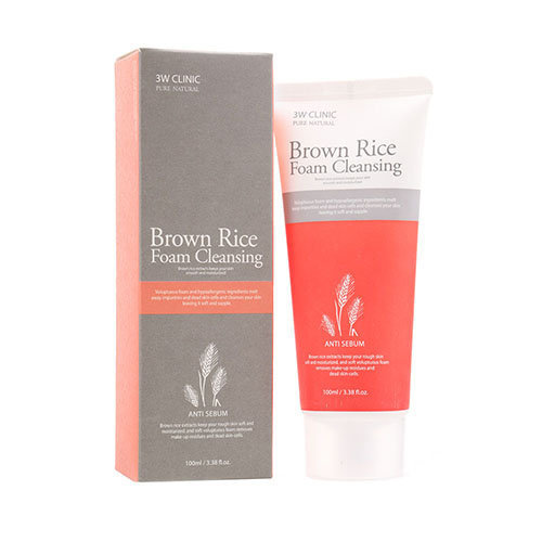3W Clinic Пенка для умывания натуральная Brown Rice Foam Cleansing, 100 мл282435-1 3W Clinic Пенка для умывания натуральная Brown Rice Foam Cleansing, 100 мл282435-1Рис – одна из самых популярных злаковых культур, особенно ценится на Востоке, где используется не только в пищу, но и для изготовления лекарственных и косметических средств. Еще в давние времена восточные красавицы использовали рисовый крем, рисовое молочко и рисовую пудру, чтобы поддерживать красоту и молодость кожи. Нежная пенка, в составе которой экстракт коричневого риса, помогает очистить кожу от повседневных загрязнений и макияжа. Выполняя роль эксфолианта, экстракт риса способствует отшелушиванию омертвевших частичек кожи, а также очищает поры. Пенка с экстрактом риса увлажняет, освежает и тонизирует кожу, снимает раздражения, а при регулярном применении способствует выравниванию ее поверхности и тона, мягко осветляет пигментацию и разглаживает морщины.