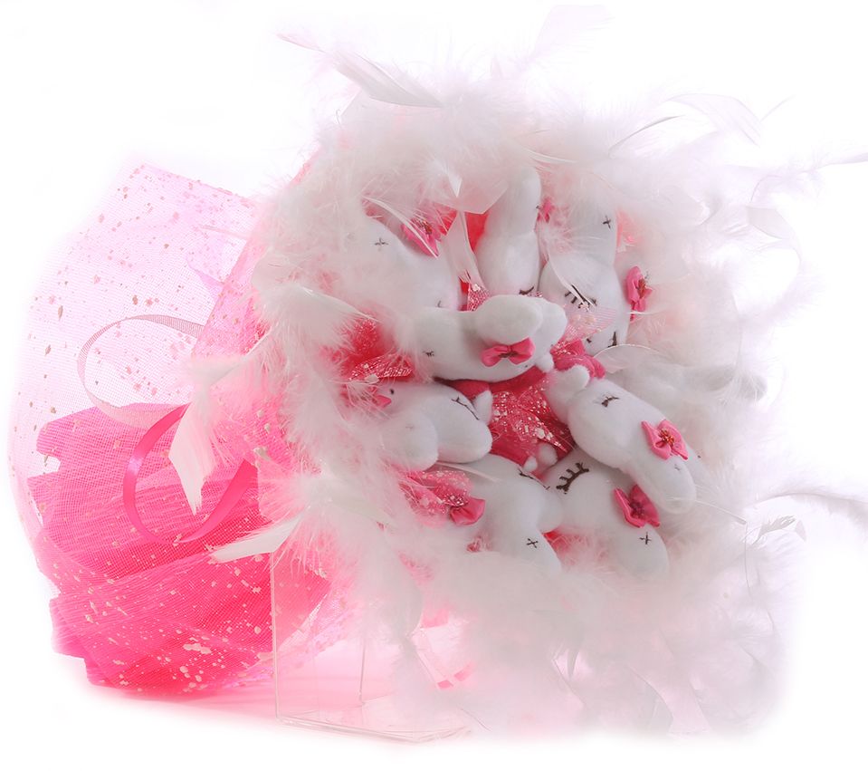 Букет из игрушек Toy Bouquet Зайчата, цвет: розовый, 9 игрушекRW002-9-41 Букет из игрушек Toy Bouquet Зайчата, цвет: розовый, 9 игрушекRW002-9-41Букет из 9 милых зайчиков, розового цвета, упакован в мягкую струящуюся органзу, декорирован пышным белым боа по краю букета и перевязан широкой атласной лентой с добавлением серебристой парчовой тесьмы. Мягкие игрушки, оформленные в букет – приятный подарок для любимой, для мамы, подруги или для ребенка. Оригинальные букеты торговой марки TOY BOUQUET из мягких игрушек прекрасно подойдут для многих праздников: День Святого Валентина, 8 марта, день рождения, выпускной, а также на другие памятные даты или годовщины.