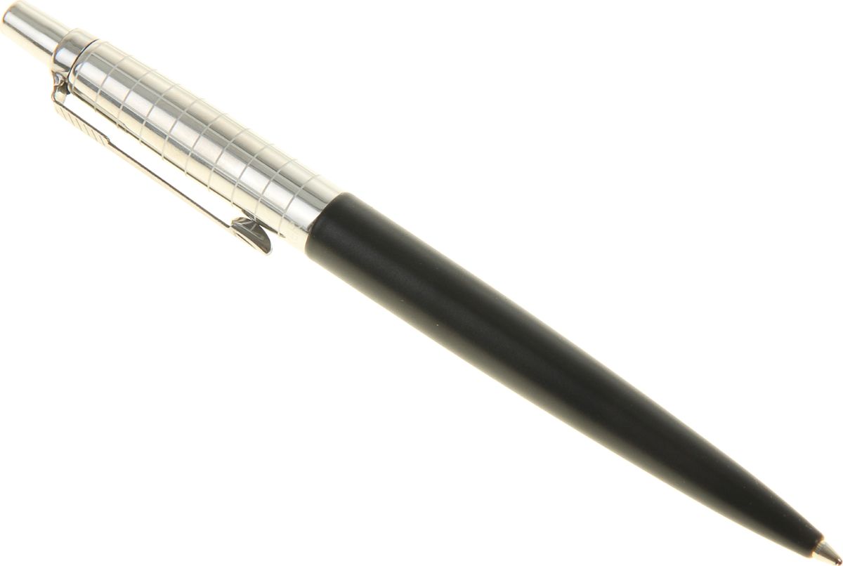 Parker Ручка шариковая Jotter Premium Satin Black SS Chiseled M синяя952294 Parker Ручка шариковая Jotter Premium Satin Black SS Chiseled M синяя952294Parker — классика с современным оттенком. Этот культовый бренд отличается неугасаемым стремлением к совершенству. Уже на протяжении столетия он имеет отличную репутацию и ассоциируется с канцелярскими изделиями исключительно высокого качества, подчеркивая тем самым верность традициям, надежность, элегантность, стиль и желание привносить новое в свои образцы. Ручка шариковая Parker Jotter Premium Satin Black SS Chiseled M, синие чернила — сочетание неповторимого дизайна и прекрасного исполнения. Этот аксессуар станет элитным и статусным презентом для коллег, друзей, а также настоящим украшением любого рабочего стола.