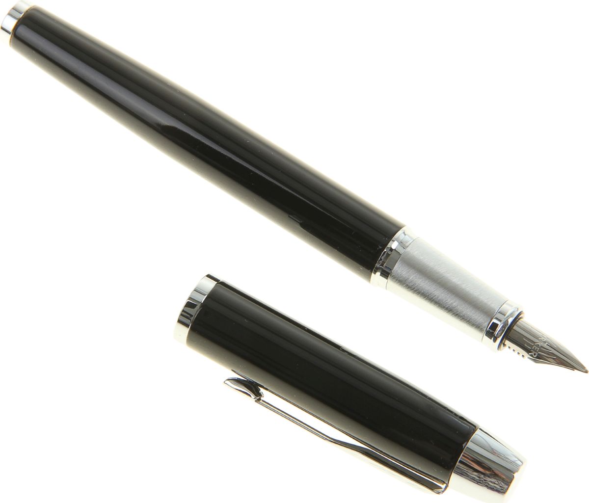 Parker Ручка перьевая IM Metal Black CT черная984471 Parker Ручка перьевая IM Metal Black CT черная984471Parker — классика с современным оттенком. Этот культовый бренд отличается неугасаемым стремлением к совершенству. Уже на протяжении столетия он имеет отличную репутацию и ассоциируется с канцелярскими изделиями исключительно высокого качества, подчеркивая тем самым верность традициям, надежность, элегантность, стиль и желание привносить новое в свои образцы. Ручка перьевая Parker IM Metal Black CT, перо F (тонкое) — сочетание неповторимого дизайна и прекрасного исполнения. Этот аксессуар станет элитным и статусным презентом для коллег, друзей, а также настоящим украшением любого рабочего стола.