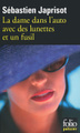 La dame dans l'auto avec des lunettes et un fusil