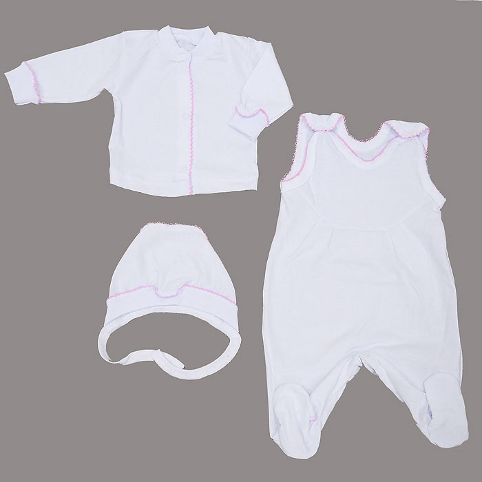 Комплект детский: кофточка, ползунки с грудкой, чепчик. 11-501311-5013 Комплект детский: кофточка, ползунки с грудкой, чепчик. 11-501311-5013Комплект Фреш Стайл, состоящий из кофточки, ползунков с грудкой и чепчика, идеально подойдет вашему ребенку. Изготовленный из 100% хлопка, он необычайно мягкий и легкий, приятный на ощупь, не раздражает нежную кожу ребенка и хорошо вентилируется. Кофточка с небольшим воротником-стойкой и длинными рукавами имеет удобные застежки-кнопки по всей длине, которые помогают легко переодеть ребенка. Воротничок и манжеты рукавов дополнены трикотажной эластичной резинкой. Планка и рукава украшены ажурными рюшами. Ползунки с грудкой и закрытыми ножками, застегивающиеся сверху на кнопки. Грудка и ножки украшены ажурными рюшами. Они подходят для ношения с подгузником и без него и полностью соответствуют особенностям жизни младенца в ранний период, не стесняя и не ограничивая его в движениях! Мягкий чепчик защищает еще не заросший родничок, щадит чувствительный слух ребенка, а мягкая резиночка, не сдавливая голову малыша, прикрывает ушки и предохраняет от теплопотерь. Швы...