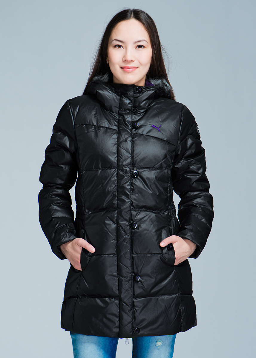 Пальто82570316 Пальто82570316Теплое пальто-пуховик Puma, рассчитанное на морозную погоду, поможет вам почувствовать себя максимально комфортно. Модель дополнена капюшоном, оформленным искусственным мехом. Меховая опушка при желании отстегивается. Пальто застегивается на застежку-молнию и дополнительно ветрозащитным клапаном на пуговицы. Линию талии подчеркивает вшитая эластичная широкая резинка по бокам. Пальто дополнено двумя карманами снаружи и небольшим кармашкой на внутренней стороне. В этом пальто вам будет комфортно как в городе, так и на прогулке на природе. Модная фактура ткани, отличное качество, великолепный дизайн - это пальто создано именно для вас.