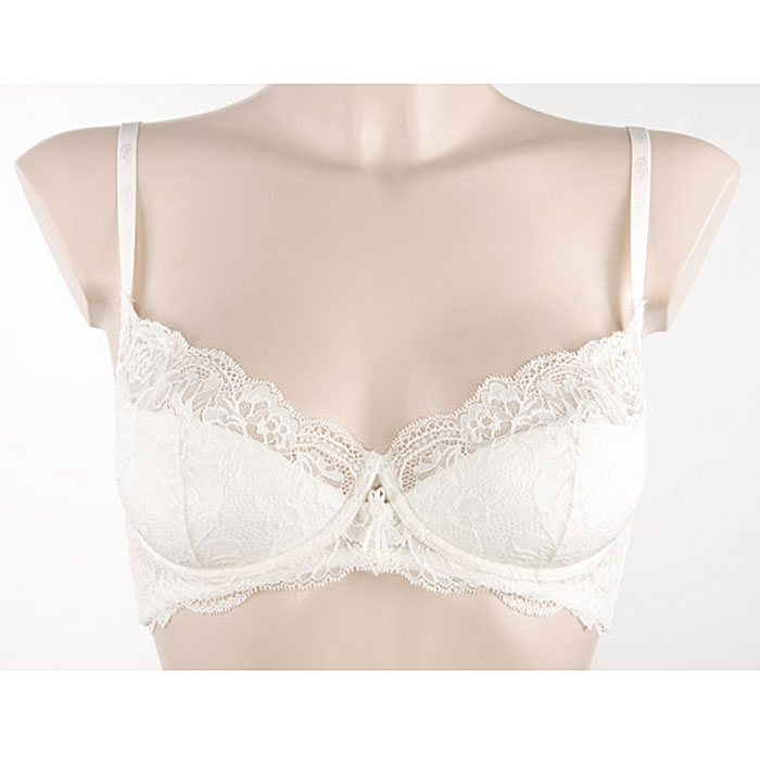 Бюстгальтер Basic Lace. 2812628126_Avorio Бюстгальтер Basic Lace. 2812628126_AvorioКружевной бюстгальтер с полуплотными чашками на косточках. Между чашечками маленький оригинальный цветочек. На боковых деталях изделия расположены дополнительные кости, для наилучшей поддержки груди. Нижние части чашечек уплотнены поролоновыми вставками. Несъемные бретели можно регулировать по размеру. Спинка застегивается на два крючка и имеет три позиции. Гипоаллергенный материал хлопковой мембраны, расположенный на внутренней поверхности чашки бюстгальтера, отвечает всем гигиеническим требованиям, улучшает микроклимат кожи и не вызывает раздражения.
