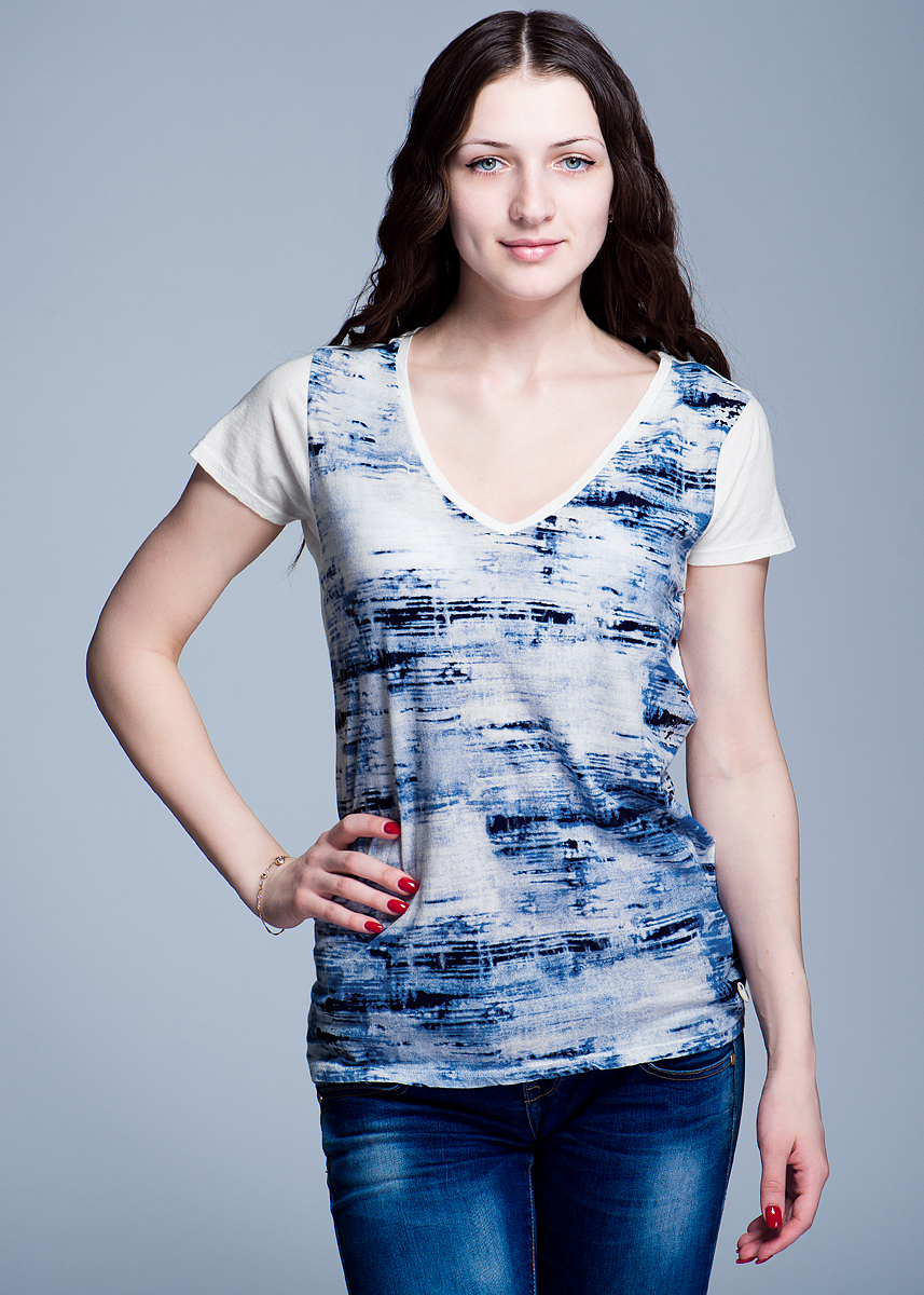 ФутболкаL40DAU05 ФутболкаL40DAU05Стильная женская футболка Lee V Neck Tee, выполненная из высококачественного материала, - находка для современной женщины, желающей выглядеть стильно. Модель прямого кроя с удобным V-образным вырезом горловины и короткими рукавами, оформлена оригинальным принтом. Такая футболка, несомненно, вам понравится и послужит отличным дополнением к вашему гардеробу.
