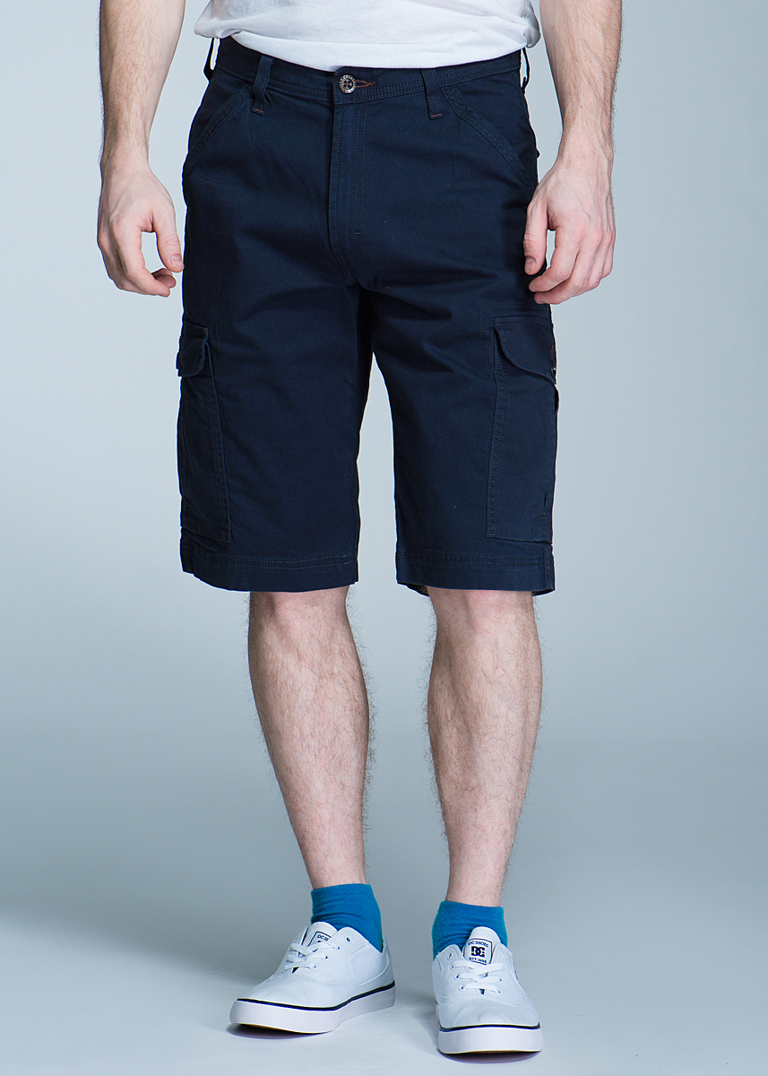ШортыW15CP8114 ШортыW15CP8114Стильные мужские джинсы Wrangler New Cargo - джинсы высочайшего качества на каждый день, которые прекрасно сидят. Модель прямого кроя и средней посадки изготовлены из высококачественного материала, не сковывают движения. Застегиваются шорты на пуговицу в поясе и ширинку на застежке-молнии, имеются шлевки для ремня. Спереди модель оформлены двумя втачными карманами с косыми срезами, а сзади - двумя втачными карманами с клапанами на пуговицах. Также есть два больших боковых кармана с клапанами на пуговицах. Эти модные и в тоже время комфортные шорты послужат отличным дополнением к вашему гардеробу. В них вы всегда будете чувствовать себя уютно и комфортно.