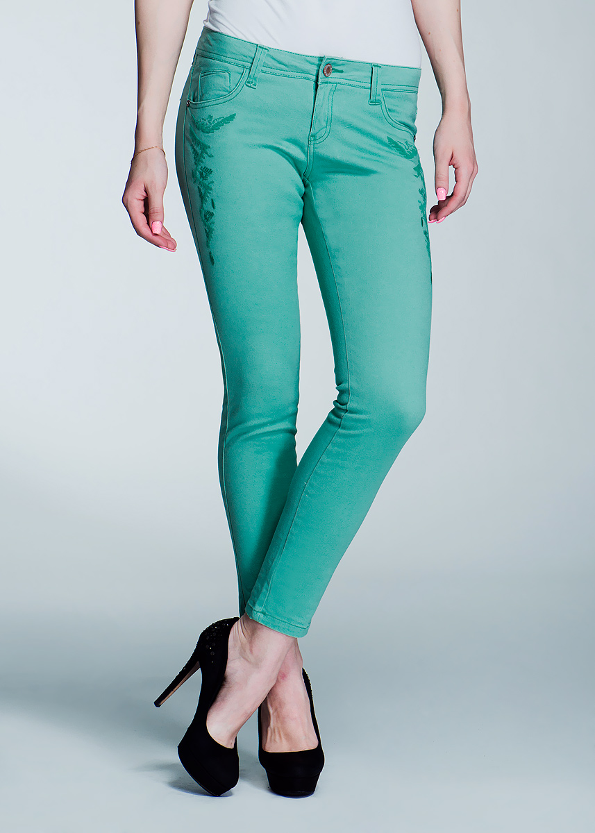 Брюки женские. 1015104110151041 64B-aqua green washed Брюки женские. 1015104110151041 64B-aqua green washedСтильные женские брюки Broadway созданы специально для того, чтобы подчеркивать достоинства вашей фигуры. Модель слегка зауженного к низу кроя и заниженной посадки станет отличным дополнением к вашему современному образу. Брюки оформлены вышивкой. Застегиваются брюки на пуговицу в поясе и ширинку на застежке-молнии, имеются шлевки для ремня. Спереди модель оформлены двумя втачными карманами и одним небольшим секретным кармашком, а сзади - двумя накладными карманами. Эти модные и в тоже время комфортные брюки послужат отличным дополнением к вашему гардеробу. В них вы всегда будете чувствовать себя уютно и комфортно.