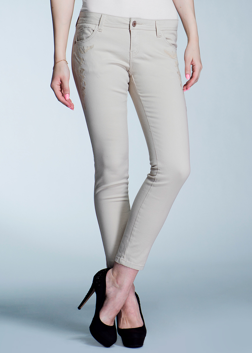 Брюки женские. 1015104110151041 64B-aqua green washed Брюки женские. 1015104110151041 64B-aqua green washedСтильные женские брюки Broadway созданы специально для того, чтобы подчеркивать достоинства вашей фигуры. Модель слегка зауженного к низу кроя и заниженной посадки станет отличным дополнением к вашему современному образу. Брюки оформлены вышивкой. Застегиваются брюки на пуговицу в поясе и ширинку на застежке-молнии, имеются шлевки для ремня. Спереди модель оформлены двумя втачными карманами и одним небольшим секретным кармашком, а сзади - двумя накладными карманами. Эти модные и в тоже время комфортные брюки послужат отличным дополнением к вашему гардеробу. В них вы всегда будете чувствовать себя уютно и комфортно.