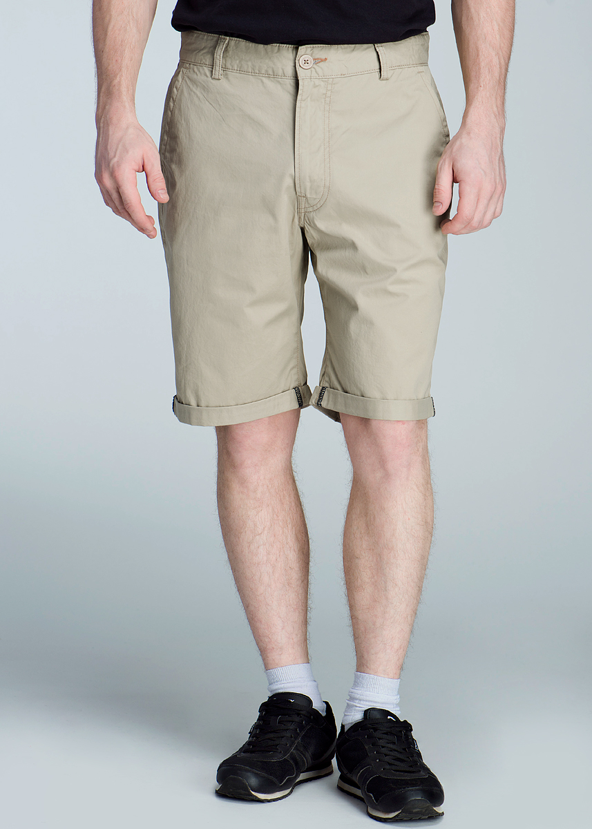 Шорты мужские Chino. L70AFTL70AFT11 Шорты мужские Chino. L70AFTL70AFT11Симпатичные мужские шорты Lee Chino выполнены из высококачественного материала. Модель прямого кроя и средней посадки не сковывают движения. Застегиваются шорты на пуговицу в поясе и ширинку на застежке-молнии, имеются шлевки для ремня. Спереди модель оформлены двумя втачными карманами с косыми срезами, а сзади также двумя втачными карманами. Эти модные и в тоже время комфортные шорты послужат отличным дополнением к вашему гардеробу. В них вы всегда будете чувствовать себя уютно и комфортно.