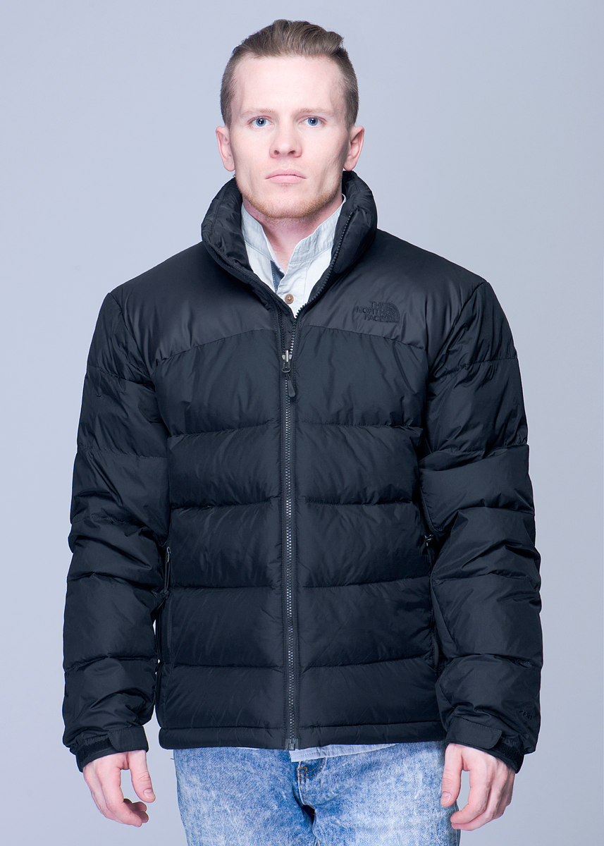 ПуховикT0AUFDJK3 ПуховикT0AUFDJK3Стильная мужская куртка The North Face Nuptse - классическая пуховая куртка, незаменима в самых разных условиях. В качестве утеплителя используется объемный гусиный пух 700-й набивки. Это, однако, не мешает самой куртке складываться в собственный карман. Модель застегивается на застежку-молнию. Манжеты оформлены эластичными вставками, а также хлястиками с липучками. Куртка дополнена двумя боковыми большими карманами на застежках-молниях. Куртка подойдет как для восхождений и трекинга, так и для зимних городских условий.