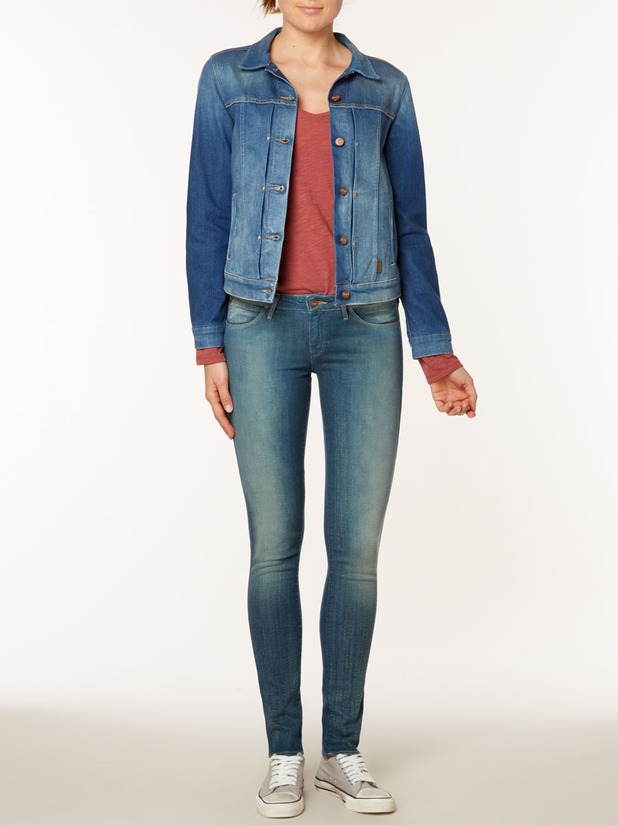 Джинсы женские Courtney Skinny. W23SJOW23SJO51E Джинсы женские Courtney Skinny. W23SJOW23SJO51EСтильные женские джинсы Wrangler Courtney Skinny созданы специально для того, чтобы подчеркивать достоинства вашей фигуры. Модель зауженного к низу кроя и заниженной посадки станет отличным дополнением к вашему современному образу. Застегиваются джинсы на пуговицу в поясе и ширинку на застежке-молнии, имеются шлевки для ремня. Спереди модель оформлены двумя втачными карманами и одним небольшим секретным кармашком, а сзади - двумя накладными карманами. Эти модные и в тоже время комфортные джинсы послужат отличным дополнением к вашему гардеробу. В них вы всегда будете чувствовать себя уютно и комфортно.