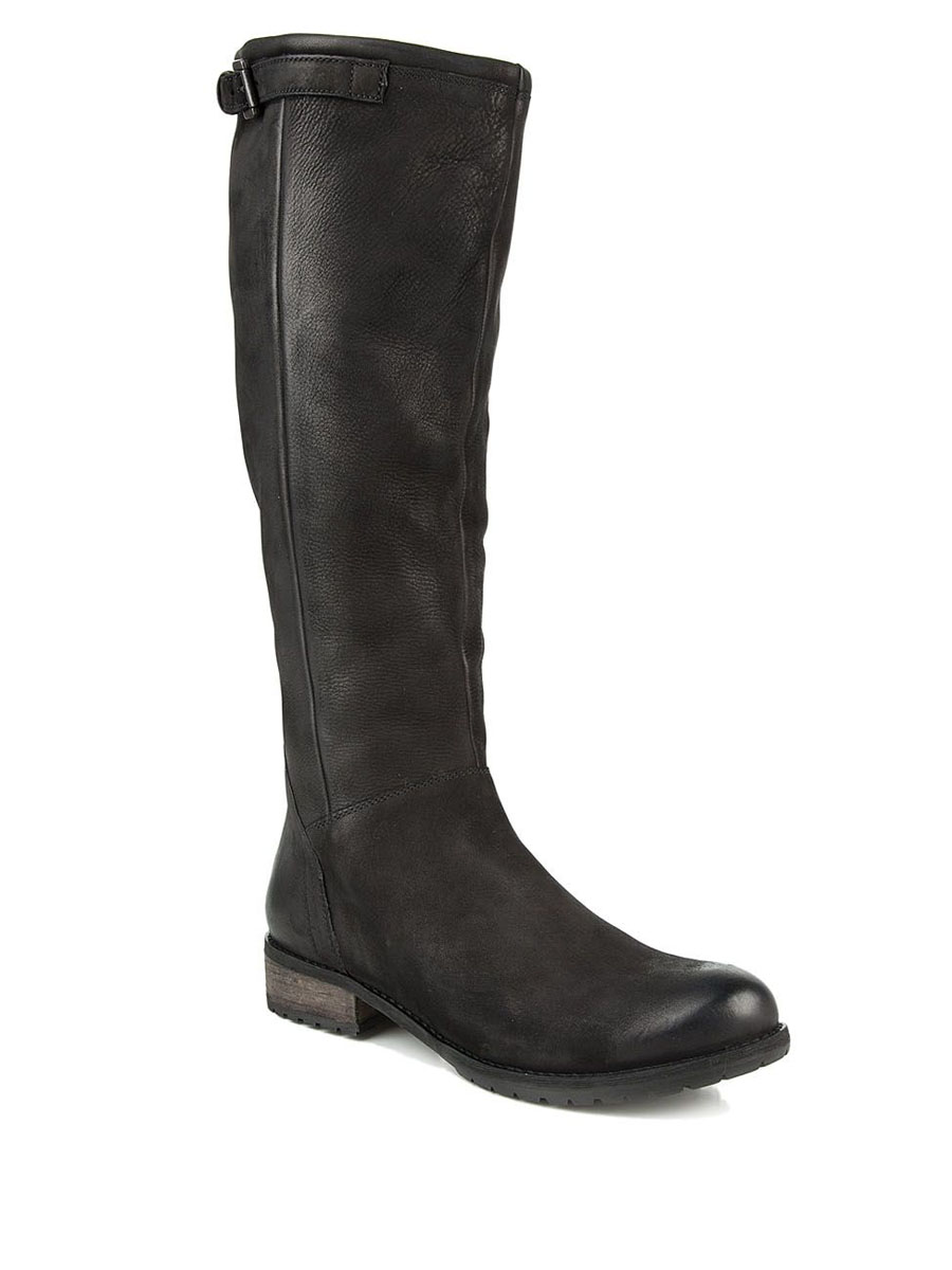 Сапоги женские. KRUZINKRUZIN Сапоги женские. KRUZINKRUZINКлассические сапоги от Steve Madden - основа гардероба каждой женщины. Модель выполнена из натуральной кожи и оформлена декоративной молнией сзади, прострочкой вдоль ранта. Боковая сторона украшена декоративным ремнем с металлической пряжкой прямоугольной формы. Закругленный носок смотрится стильно. Сапоги застегиваются при помощи боковой застежки-молнии. Резинка, расположенная сбоку, обеспечивает оптимальную посадку модели на ноге. Внутренняя поверхность сапог из искусственного меха согреет ваши ноги в холодную погоду. Модель дополнена накладкой из искусственной кожи в области пятки. Невысокий устойчивый каблук, стилизованный под дерево, и подошва - с противоскользящим рифлением. Стильные сапоги прекрасно дополнят любой из ваших модных образов.