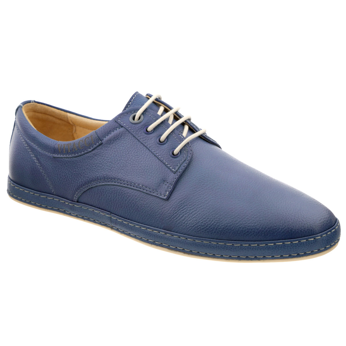Туфли мужские. M15027**M15027** Туфли мужские. M15027**M15027**Стильные мужские туфли Vitacci покорят вас своим удобством. Модель выполнена из натуральной высококачественной кожи и декорирована двойной прострочкой вдоль ранта, задним наружным ремнем. Боковая сторона оформлена тисненой надписью в виде названия бренда. Шнуровка прочно зафиксирует модель на вашей ноге. Съемная стелька из материала EVA с внешней поверхностью из натуральной кожи гарантирует комфорт при движении. Подошва с противоскользящим рифлением обеспечивает идеальное сцепление с поверхностью. Модные туфли прекрасно дополнят образ в стиле casual.