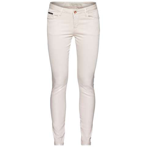 БрюкиR1556-57 БрюкиR1556-57Стильные женские брюки Calvin Klein Jeans, изготовленные из качественного материала, созданы для модных и ярких девушек. Модель, зауженная книзу, с ширинкой на молнии дополнительно застегивается на пуговицу. Брюки дополнены двумя прорезными карманами и скрытым кармашком спереди и двумя накладными карманами сзади. На поясе имеются шлевки для ремня. К низу брючины покрыты глянцем. В этих модных брюках вы будете чувствовать себя уверенно, оставаясь в центре внимания.