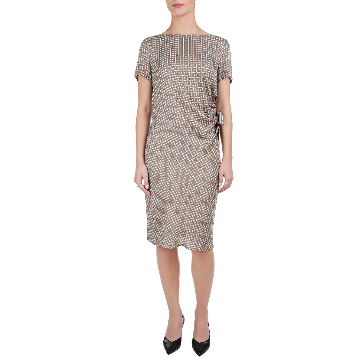 Платье. S15-11036S15-11036_602 Платье. S15-11036S15-11036_602Элегантное платье Finn Flare, выполненное из мягкой вискозы, создаст утонченный образ. Платье с круглым вырезом горловины и короткими рукавами, сбоку на талии слегка присборено и оформлено бантом. На спинке изделие застегивается на потайную молнию. Облегающий силуэт и актуальная длина выгодно подчеркнут все достоинства вашей фигуры. Эффектное платье станет замечательным дополнением к вашему летнему гардеробу.