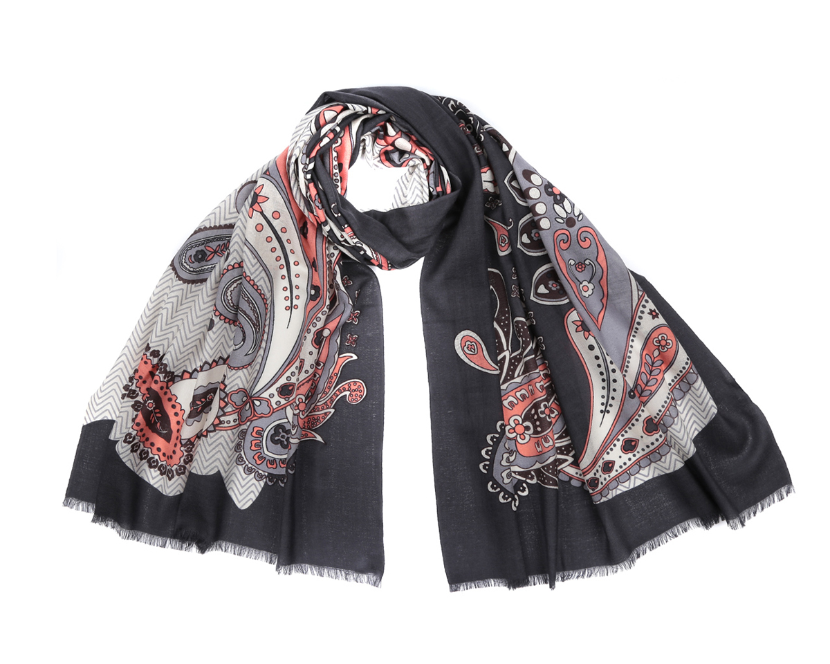 ШарфYNNT0407-55 ШарфYNNT0407-55Оригинальный шарф из мерсеризованной шерсти Fabretti станет изысканным нарядным аксессуаром и согреет холодными зимними днями! Этнический дизайн полотна придает модели удивительно динамичное и яркое настроение. Края модели оформлены коротенькой бахромой. Этот модный аксессуар женского гардероба гармонично дополнит образ современной женщины в прохладное время года, следящей за своим имиджем и стремящейся всегда оставаться стильной и элегантной.