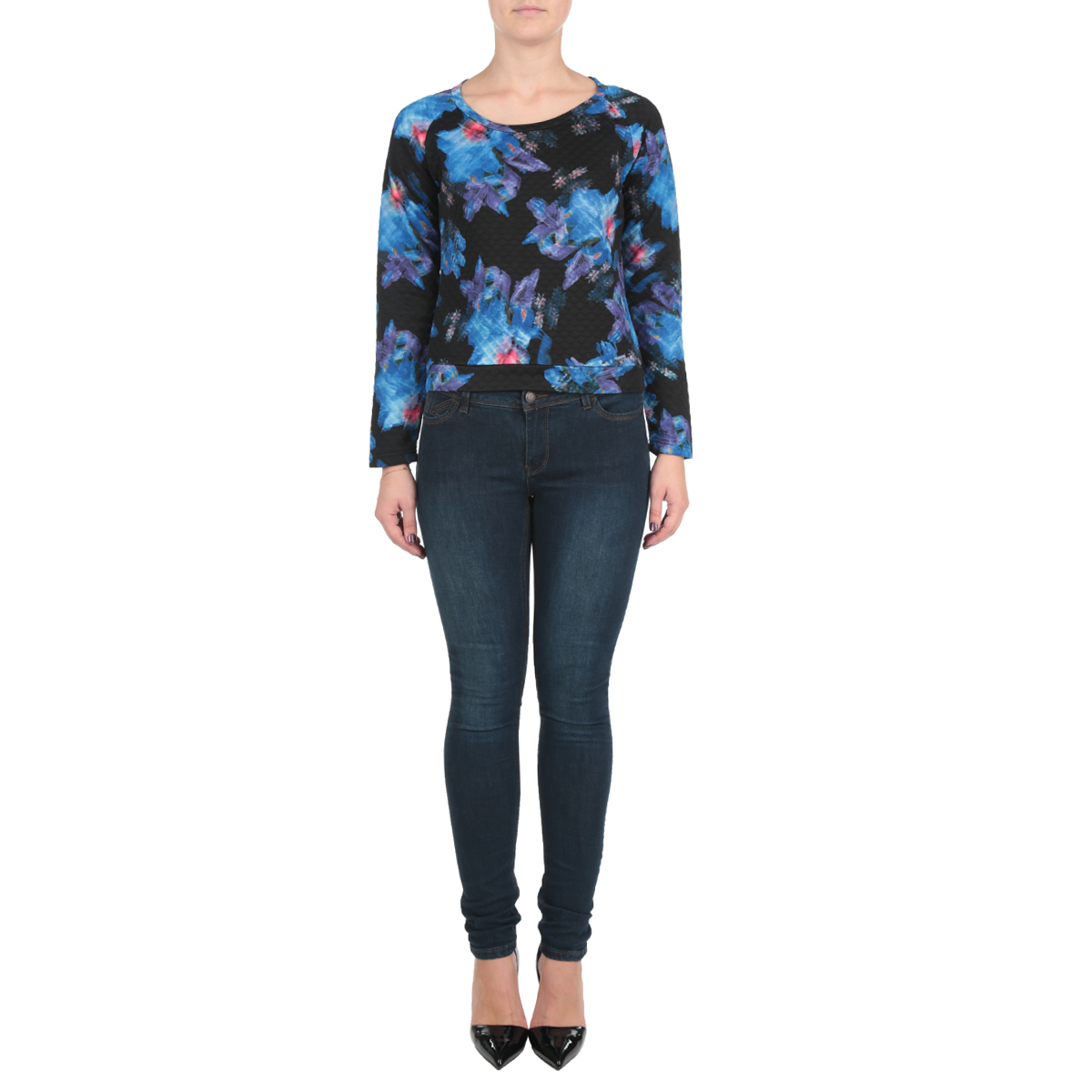 Блуза женская. TBL0564CATBL0564CA Блуза женская. TBL0564CATBL0564CAСтильная женская блуза Troll выполнена из мягкого плотного полиэстера с добавлением эластана, благодаря своей универсальности идеально впишется в любой гардероб. Модель свободного кроя с длинными рукавами реглан и круглым вырезом горловины. Изделие имеет оригинальную фактуру ткани. Эта практичная вещь, несомненно, впишется в ваш гардероб, в ней вы будете чувствовать себя модно и комфортно.