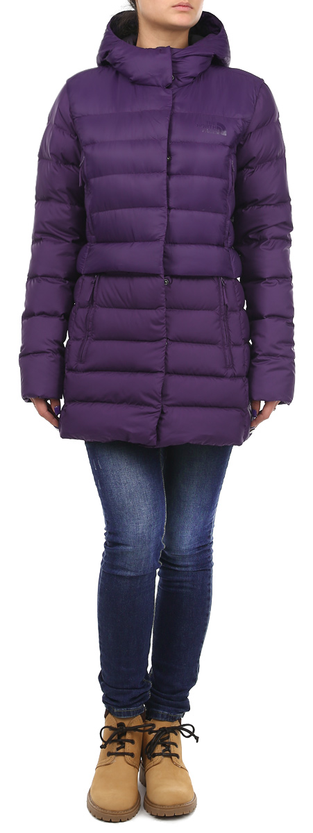 ПуховикT0CSS9BDW ПуховикT0CSS9BDWВеликолепная удлиненная пуховая куртка The North Face Snowleopard обеспечит вам комфорт в прохладную погоду. Она утеплена высококачественным гусиным пухом 550-й набивки. Внешняя ткань куртки выполнена из нейлона Ripstop Pertex Quantum, который является очень прочным материалом, защищающим от снега и ветра. Капюшон и эластичные стяжки на манжетах обеспечивают дополнительную защиту от холода и ветра. Куртка дополнена четырьмя втачными карманами на молниях спереди, а также одним внутренним карманом на застежке-молнии. Модель застегивается на застежку-молнию и оснащена ветрозащитным клапаном на кнопках. Идеальный вариант для создания комфортного и стильного образа.