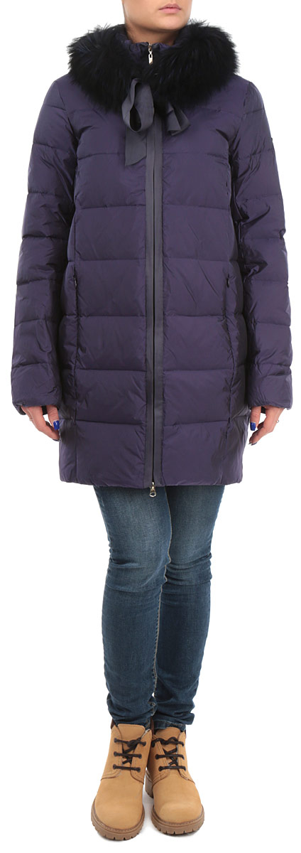 ПуховикB005530_DARK NAVY ПуховикB005530_DARK NAVYСтильный женский пуховик Baon, выполненный из высококачественного плотного материала, рассчитан на холодную погоду. Модель с воротником-стойкой, съемным капюшоном и длинными рукавами застегивается на молнию по всей длине. Модель имеет ультрамодный прямой крой и съемный меховой воротник с бантом из лент. Такими же лентами декорирована застежка изделия. Вертикальные боковые карманы с молниями спрятаны в швы, внутри расположен карман на молнии. Внутренние части манжетов прострочены эластичной нитью, благодаря чему рукава отлично прилегают к запястьям и препятствуют проникновению холодного воздуха. В этом пуховике вам будет комфортно. Модная фактура ткани, отличное качество, великолепный дизайн.