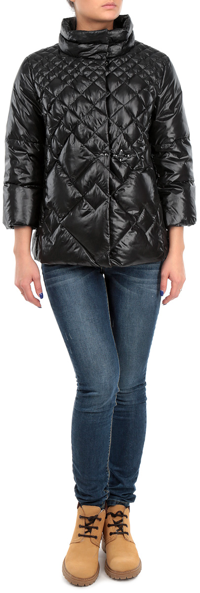 КурткаB015515_BLACK КурткаB015515_BLACKСтильная женская куртка Baon отлично подойдет для прохладной погоды. Модель приталенного силуэта с воротником-стойкой и рукавами 3/4 застегивается на застежку-молнию по всей длине и дополнительно ветрозащитным клапаном на металлические кнопки. Над линией талии изделие декорировано металлическим крючком. По бокам модель дополнена двумя втачными карманами на молнии. Эта модная стеганная куртка послужит отличным дополнением к вашему гардеробу.
