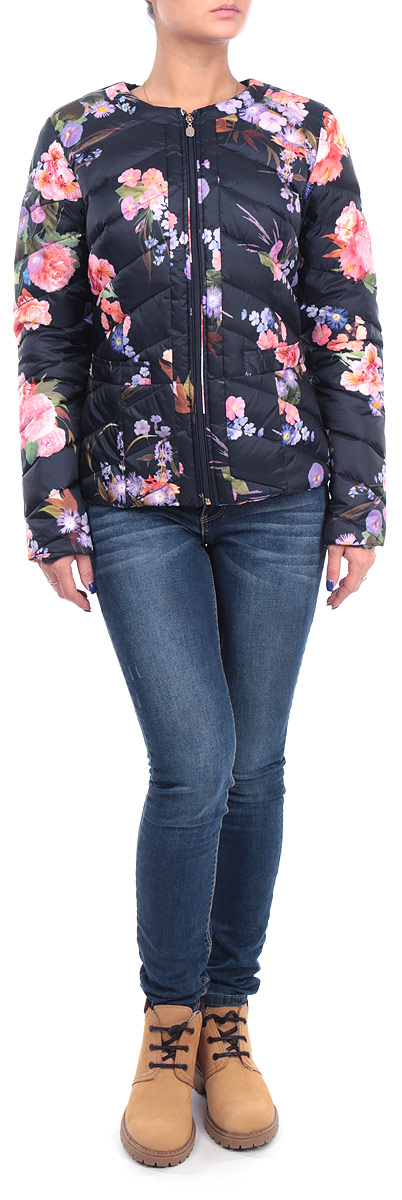 КурткаB015521_DARK NAVY PRINTED КурткаB015521_DARK NAVY PRINTEDСтильная женская куртка Baon, выполненная из высококачественных материалов, обеспечит максимальный комфорт при различных погодных условиях. Изделие приталенного силуэта с круглым вырезом горловины и длинными рукавами застегивается на пластиковую застежку-молнию по всей длине. Спереди модель дополнена двумя прорезными карманами. Модель оформлена эффектной стежкой и ярким цветочным фотопринтом. Эта яркая куртка послужит отличным дополнением к вашему гардеробу!