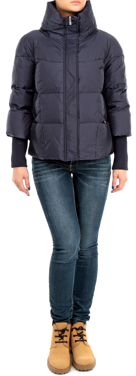 ПуховикB005604_DARK NAVY ПуховикB005604_DARK NAVYСтильный женский пуховик Baon, выполненный из высококачественного плотного материала, рассчитан на холодную погоду. Модель с воротником-стойкой и длинными рукавами застегивается на молнию и дополнительно ветрозащитным клапаном на металлические кнопки. Рукава модели дополнены эластичными текстильными манжетами. Модель дополнена двумя накладными карманами. В этом пуховике вам будет комфортно. Модная фактура ткани, отличное качество, великолепный дизайн.
