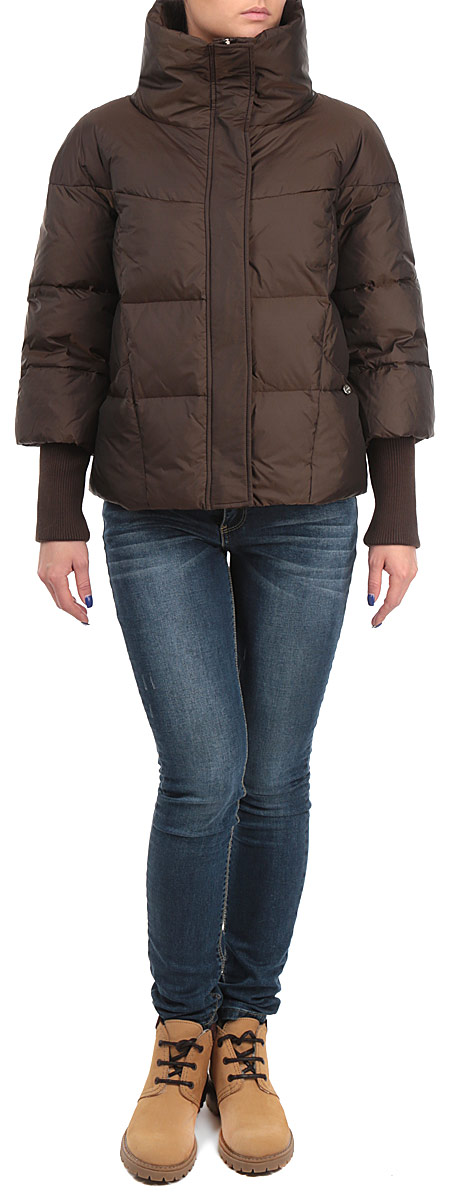 ПуховикB005604_DARK NAVY ПуховикB005604_DARK NAVYСтильный женский пуховик Baon, выполненный из высококачественного плотного материала, рассчитан на холодную погоду. Модель с воротником-стойкой и длинными рукавами застегивается на молнию и дополнительно ветрозащитным клапаном на металлические кнопки. Рукава модели дополнены эластичными текстильными манжетами. Модель дополнена двумя накладными карманами. В этом пуховике вам будет комфортно. Модная фактура ткани, отличное качество, великолепный дизайн.