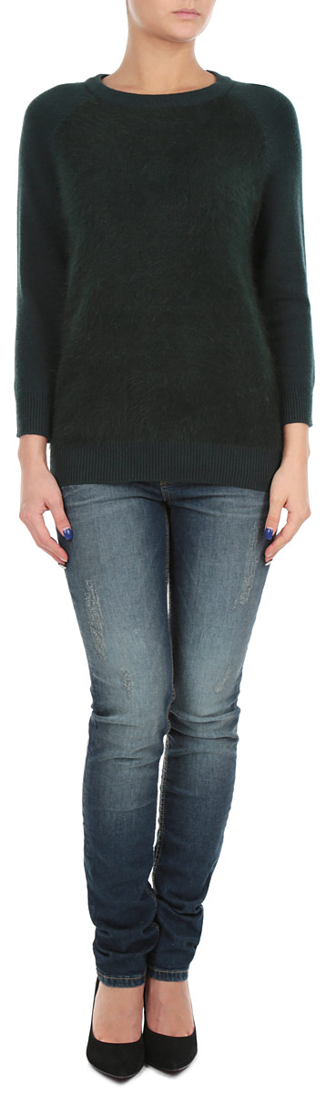 ДжемперB135522_DARK NAVY ДжемперB135522_DARK NAVYСтильный женский джемпер Baon, изготовленный из высококачественного материала, необычайно мягкий и приятный на ощупь, не сковывает движения, обеспечивая наибольший комфорт. Модель свободного кроя, с круглым вырезом горловины и рукавами 3/4. Широкие мягкие резинки по низу и манжетам изделия препятствуют проникновению холодного воздуха. Этот модный и в тоже время комфортный джемпер станет отличным дополнением вашего гардероба!