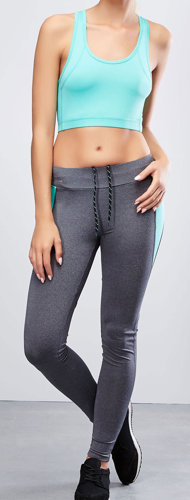 ТопZ-TS-1804_BLACK ТопZ-TS-1804_BLACKФункциональный топ-бра Moodo Sport, выполненный из полиэстера с добавлением эластана, идеально подойдет для активного отдыха и занятий фитнесом. Материал очень мягкий и приятный на ощупь, хорошо вентилируется. Модель на широких бретелях с круглым вырезом горловины и спинкой-борцовкой прекрасно повторяет контуры тела и не сковывает движений. Нижний край изделия собран на широкую эластичную резинку для наилучшего прилегания. Топ оформлен небольшой термоаппликацией с названием бренда. Такая модель подарит вам комфорт в течение дня и станет отличным дополнением к вашему гардеробу.