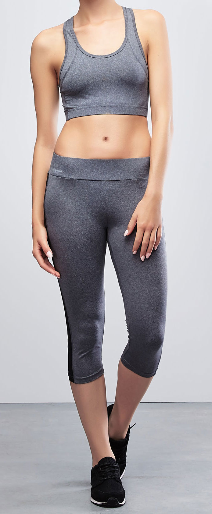 ТопZ-TS-1804_BLACK ТопZ-TS-1804_BLACKФункциональный топ-бра Moodo Sport, выполненный из полиэстера с добавлением эластана, идеально подойдет для активного отдыха и занятий фитнесом. Материал очень мягкий и приятный на ощупь, хорошо вентилируется. Модель на широких бретелях с круглым вырезом горловины и спинкой-борцовкой прекрасно повторяет контуры тела и не сковывает движений. Нижний край изделия собран на широкую эластичную резинку для наилучшего прилегания. Топ оформлен небольшой термоаппликацией с названием бренда. Такая модель подарит вам комфорт в течение дня и станет отличным дополнением к вашему гардеробу.