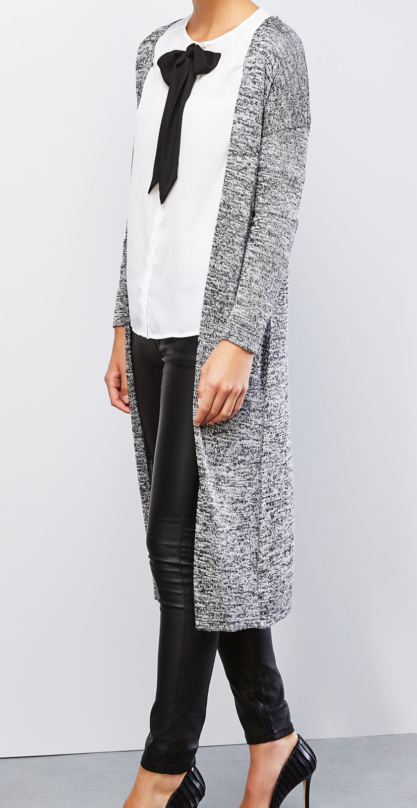 КардиганZ-SW-1836_GREY MEL КардиганZ-SW-1836_GREY MELСтильный женский кардиган Moodo с V-образным вырезом необычайно приятный на ощупь, не сковывает движения обеспечивая наибольший комфорт. Модель свободного кроя, с длинными рукавами, без застежки. Такой кардиган незаменим прохладными летними вечерами и в зимние холода.