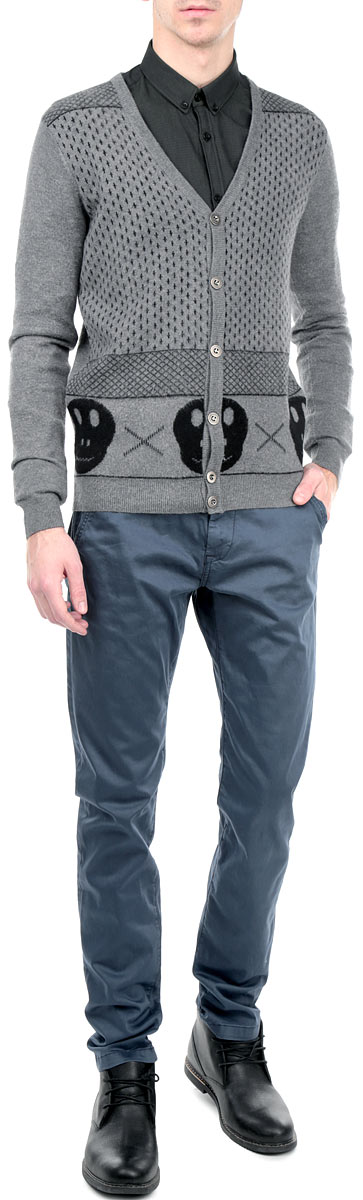Кардиган мужской. 61327226132722 8236 GREY MEL Кардиган мужской. 61327226132722 8236 GREY MELСтильный мужской кардиган Solid с V-образным вырезом горловины необычайно мягкий и приятный на ощупь. Застегивается на пуговицы по всей длине изделия. Манжеты, горловина и линия низа окантованы резинкой, что предотвращает деформацию при носке. Модель оформлена оригинальным узором. Такой кардиган незаменим прохладными летними вечерами и в зимние холода.